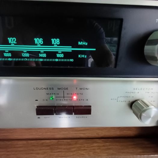 Mega Rare Time Capsule from 1971 Onkyo X1 quadraphonic console system hifi Gold from Japan in Stunning condition this is a statement piece and highly sought-after with the original speakers and hifi cabinet