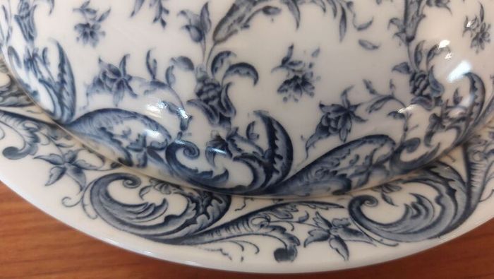 Fabulous Antique Blue and White Lidded Muffin Dish by Royal Worcester in a Beautiful Acanthus Leaf Pattern, Dated 1901, See Condition Report