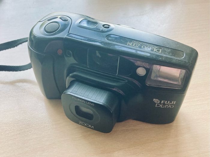 Vintage 1990s Fujifilm DL-190 Zoom 35mm camera