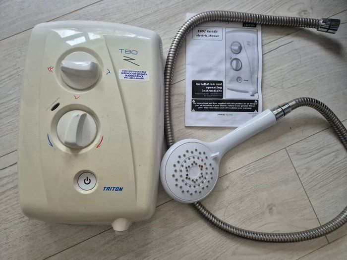 Triton T80Z fast-fit electric shower with hose and head