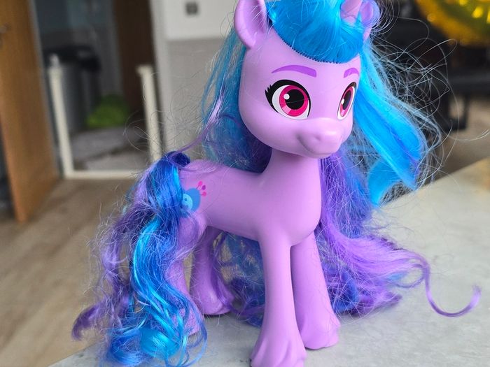 Large Izzy Moonbow Brushable 6 inch MLP G5 My Little Pony Hasbro 2021