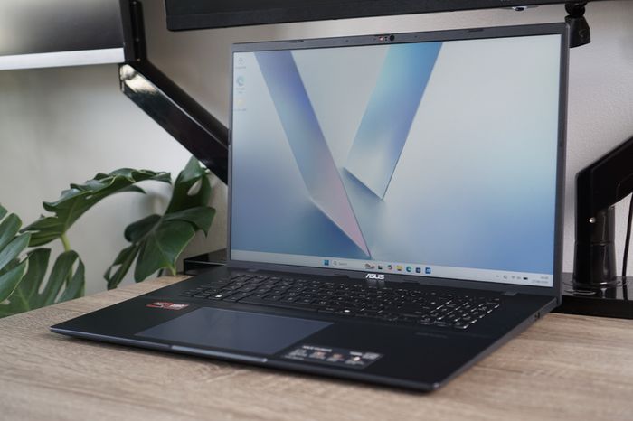 Asus Vivobook 18.4" 144Hz | Ryzen 7 260 | 16GB  | 1tb Ssd