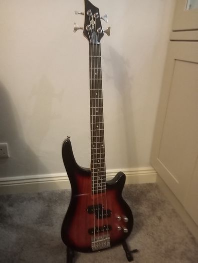 Gear4music 4-string electric bass guitar