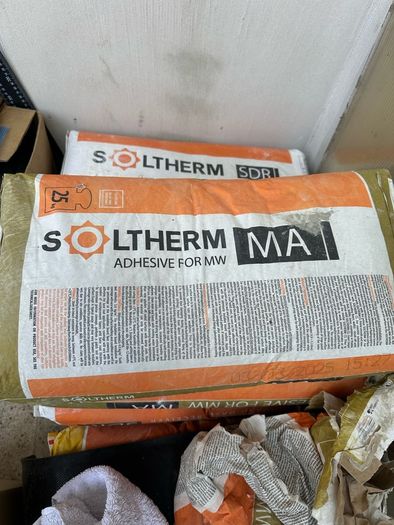 Adhesive for bonding mineral wool