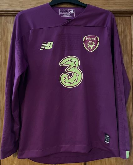 Ireland goalkeeper jersey medium boys size