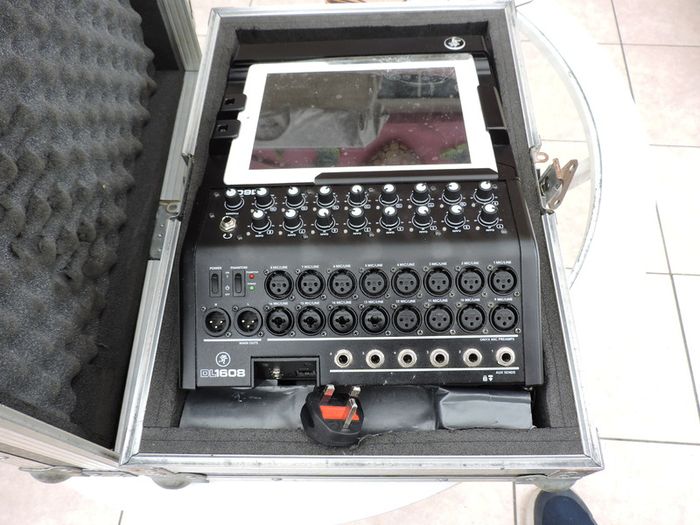 Mackie DL1608 16-Channel Digital Live Sound Mixer