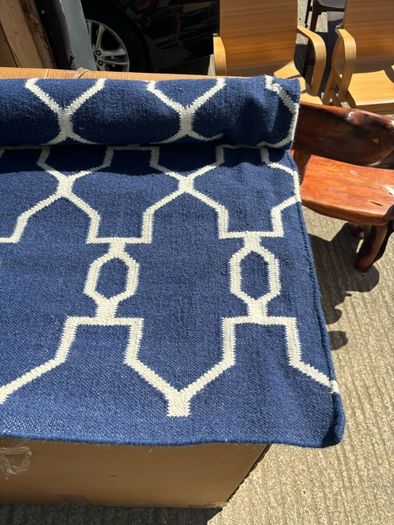 Wool woven rug ( new)