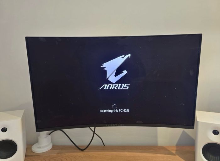 Ultra high end gaming PC + 4k 32 inch 240hz Alienware monitor