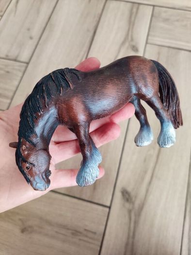 toy horses