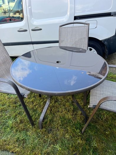 garden table and chairs