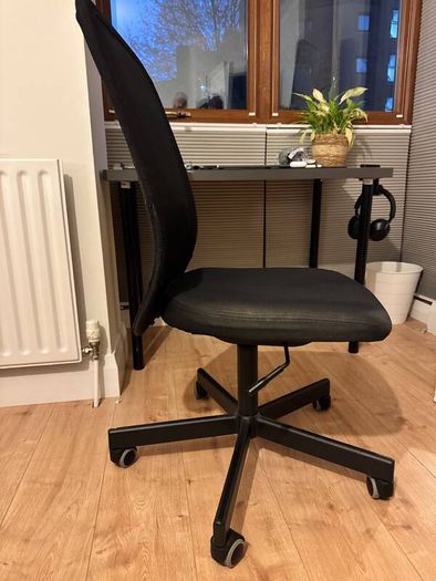 Black mesh office chair (armless)