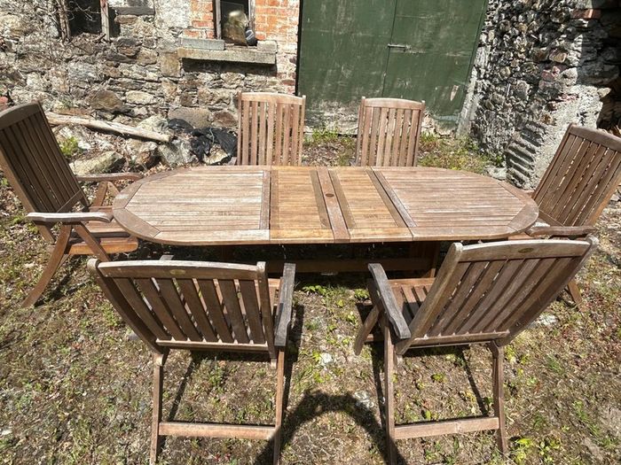 Hardwood extendable patio table