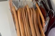 Wooden hangers (22)