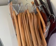 Wooden hangers (22)