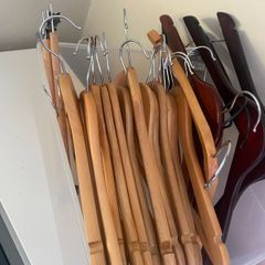 Wooden hangers (22)