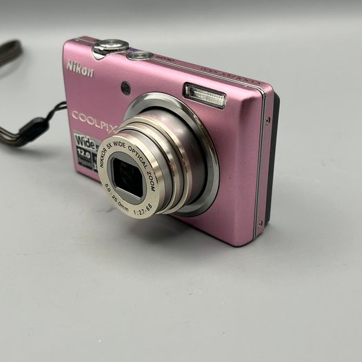 Nikon Coolpix S570 12MP Digital Camera Pink - Full Kit