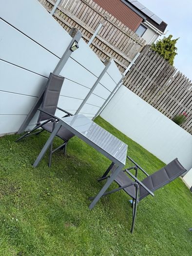For free garden table and two chairs.
