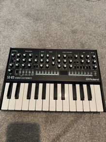 Roland SE 02 Analog Synth  K 25m Keyboard  Mint Condition