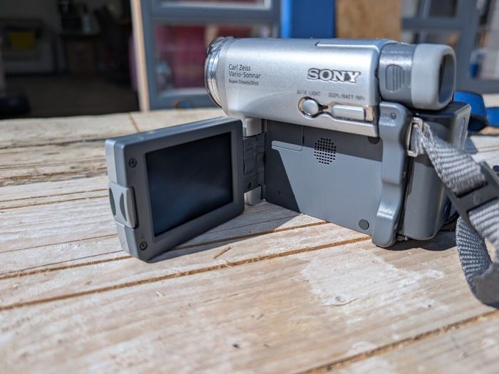 Sony DCR-TRV33 MiniDV digital camcorder with Carl Zeiss Vario-Sonnar lens
