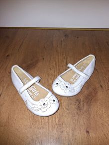 Gorgeous white leather shoes from M&S, size 10, pristine condition