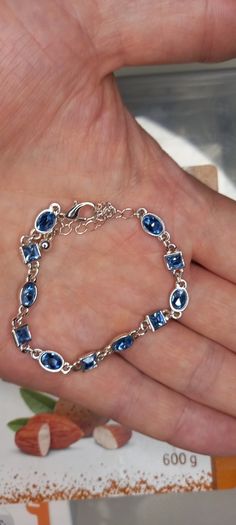 Vintage jewelry is sold individually for 5 to 10 euros