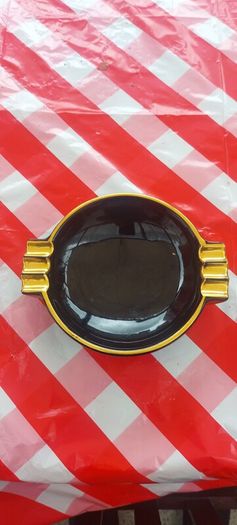 Vintage Guinness arklow ashtray ,collectors item,,hard to come by ,with smoking bans and arklow  gone out of business,,sold as seen ,see pictures for condition,