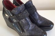 Jose Saenz Ladies Navy Blue Leather bootie wedge size 5 Eu 38