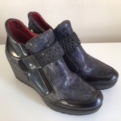 Jose Saenz Ladies Navy Blue Leather bootie wedge size 5 Eu 38