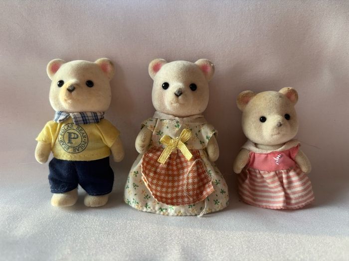 21 Sylvanian Families dolls