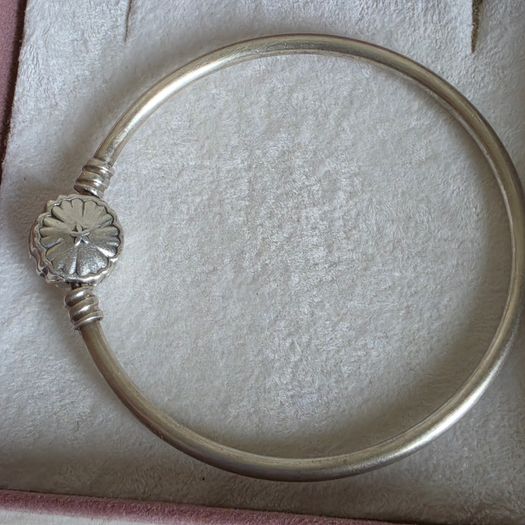 Pandora moments bangle sparkly snowflake claps in good condition small size