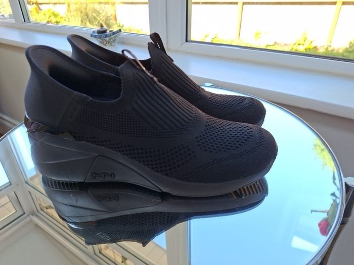 Sketchers  Black slip on Size 39 ladies