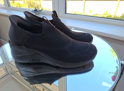 Sketchers  Black slip on Size 39 ladies