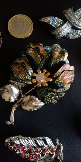 Collection of seven vintage costume brooches