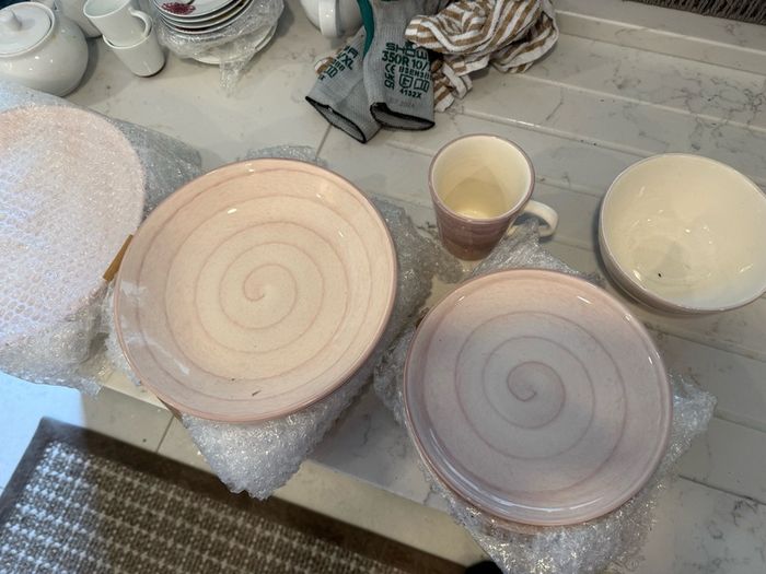 Crockery: plates, bowls etc.
