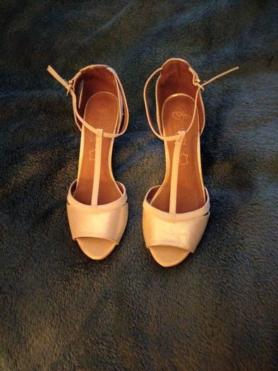 Ivory cream Sandals size 6