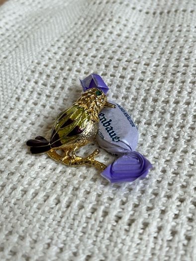 Gold bird brooch (antique)