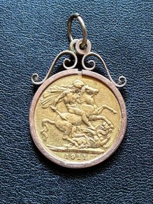 Gold full Sovereign pendant 1911