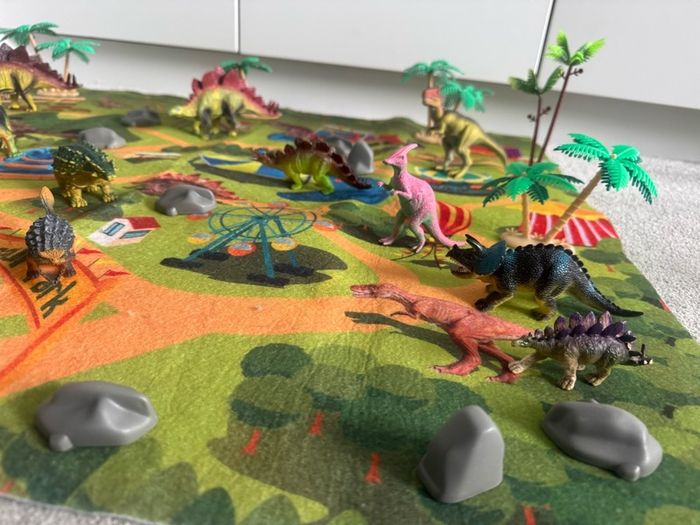 Large dinosaur play may, figures - free postage