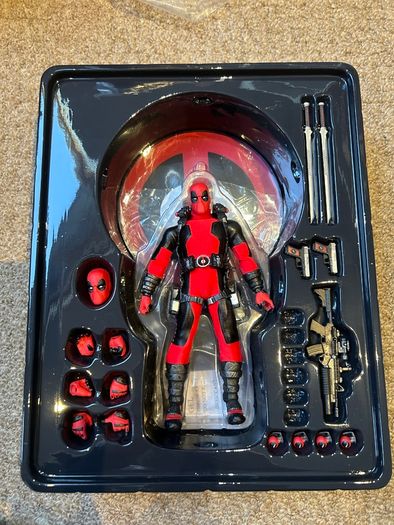 KO Mezco Deadpool