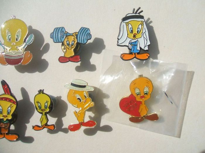 TWEETY BIRD (Warner Bros - Looney Tunes) - various character pin badges