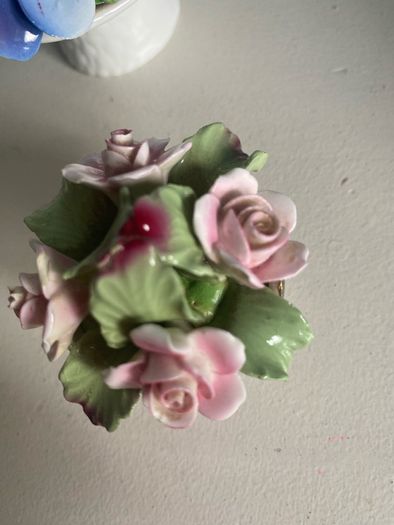 Trip of porcelain posies