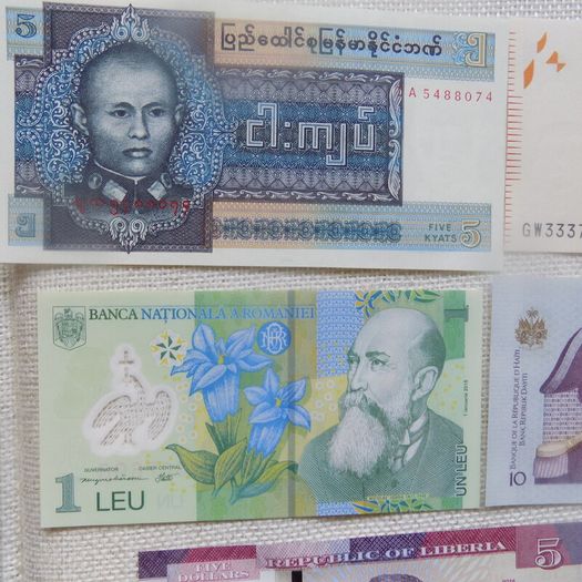 Lot of 8 World Banknotes.Uncirculated.No 9.Crisp,clean,bright.