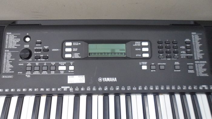 Yamaha PSR-E373 Keyboard
