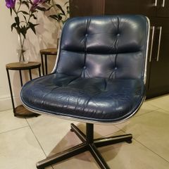 Set Of Four 1960's Vintage Charles Pollock Leather And Chromed Executive Chairs In Dark Blue