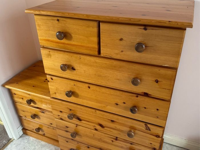 chest of drawers and two bedside lockers