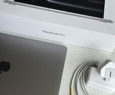 Apple MacBook Pro 13" 2018 - Touch Bar - 16GB RAM - 256GB SSD - Space Grey