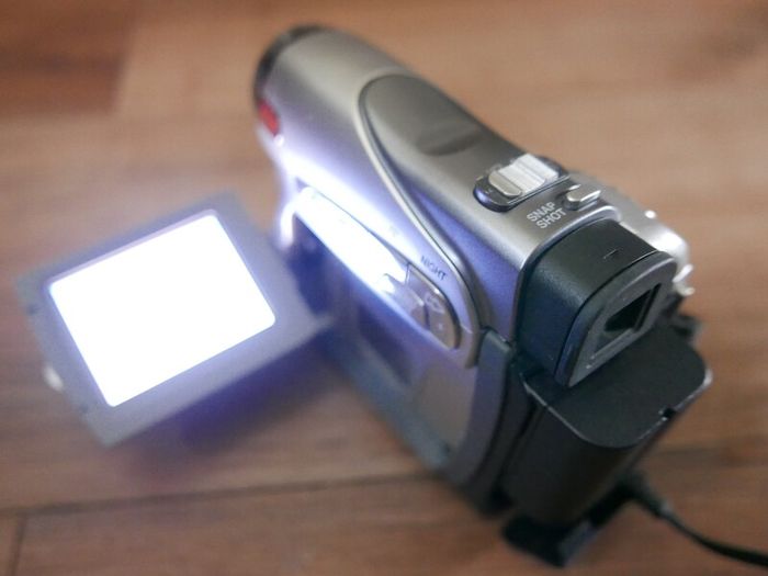JVC GR-D247EK Handheld MiniDV Camcorder with charger Tested