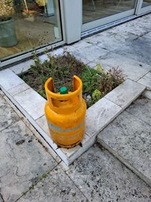 Calor Gas Cylinder ( Small one 6kg) mostly full