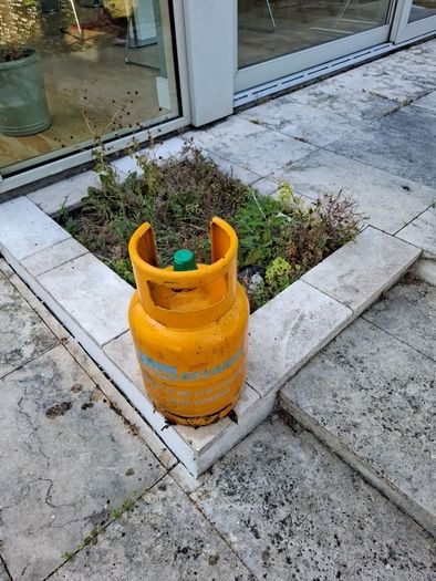 Calor Gas Cylinder ( Small one 6kg) mostly full