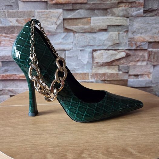 BNWT Green heels with gold ankle chains, size 6